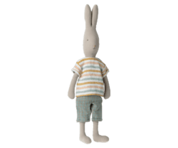 Maileg - Kanin størrelse 4 med bukser og t-shirt - 63 cm.