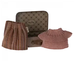 Maileg - Knitted blouse and skirt in suitcase, Grandma mouse