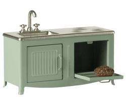 Metalkøkken til Maileg mus med ovn, vask og nybagt brød