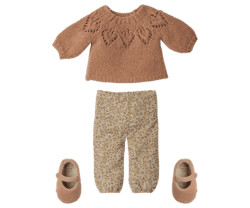 Maileg - Bukser og strikket sweater, Størrelse 3 - Vintage Puder - 2026 - Forventet leveringsdato: 10/11-26