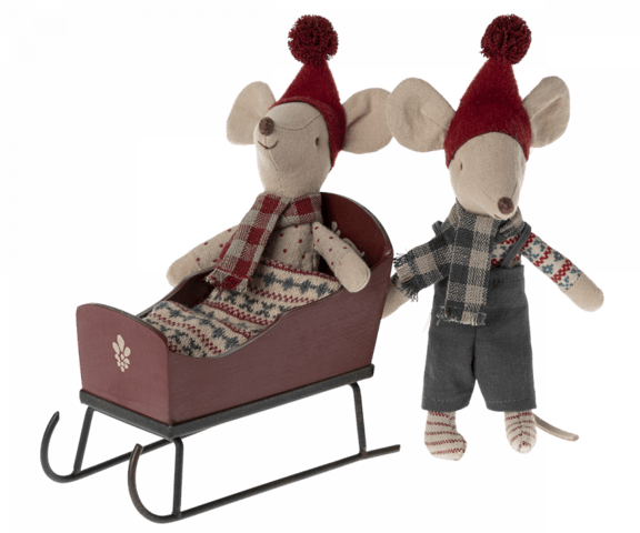 Maileg - Sleigh, Mouse - Red - Pre-order - Expected in stock from 15. Sept. 22