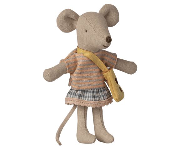 Lillesøster mus med taske og magnetiske hænder