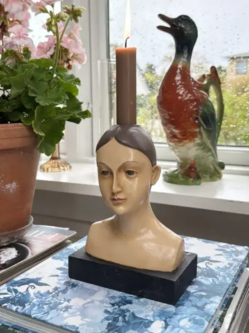 VanillaFly - Lysestage - Sara Bust