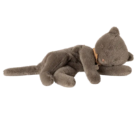 Maileg - Sovende kitten. Medium - Grå - 2025 - Forudbestilling - Forventes på lager 20/11-2025